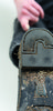 Eine Nahaufnahme von einer Schuhsohle mit Pferdemist auf der Sohle. Man sieht eine verschwommene Hand welche das Bein hochzieht.