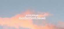Der Titel der Ausstellung und der Name der Künstlerin ist in weißen Lettern über Wolken geschrieben. Diese sind rot-gelb verfärbt vom Sonnenuntergang.