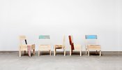 2016 erteilte Enzo Mari der Initiative Cucula e.V. die Sondergenehmigung, seine Möbel zum Selberbauen als Grundlage einer Möbelproduktion zur Selbsthilfe von Geflüchteten zu nutzen. So entstanden diese Versionen des Sedia 1; Foto: Verena Brüning