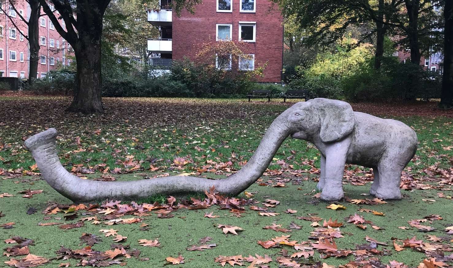 Eine Skulptur eines kleinen Elefanten, dass als Klettergerüst fungiert, in einem Park in Hamburg