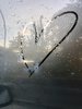 Eine Nahaufnahme von einer angelaufenen Fensterscheibe - mit einem aufgezeichneten Herz darauf.