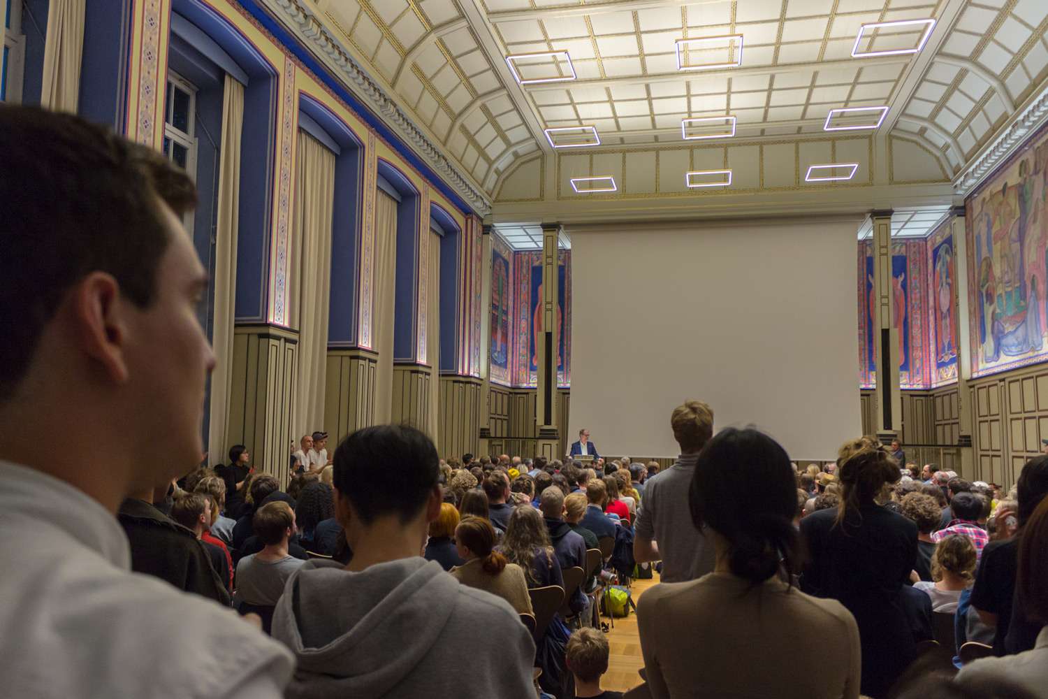 View of the packed auditorium at the start of the semester; photo: Lukas Engelhardt