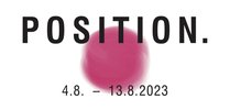 In der Bildmitte findet sich ein rosaner Punkt. Titel der Ausstellung und die Laufzeit stehen jeweils schräg darüber und darunter.