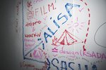 Wandzeitung im Seminarraum mit den selbst geschriebenen Steckbriefen der Teilnehmerinnen