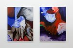 Zwei Ölgemälde hängen nebeneinander an einer weißen Wand. Es sind abstrakte Arbeiten. Die Farben Blau, Rot, Weiß und Lila dominieren.