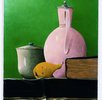 Ein Stillleben, grüner Hintergrunde eine rosa Kanne, eine Schale, eine Birne, ein Buch auf einem Tisch