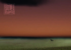 Eine verschwommene Fotografie von einem Sonnenuntergang in einer wüstenartigen Landschaft. Ein Pferd mit ReiterIn ist klein in der rechten Bildhälfte zu sehen. Rechts oben ist der Name der Ausstellung vermerkt.