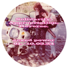 Eine Fotografie aus den 70iger Jahren, sie bildet einen Kreis, darin sind zwei Frauen neben einem Polizei Moped zu sehen, sie umarmen sich und lachen, in fetter rosafarbigen Schrift steht der Name der Ausstellung