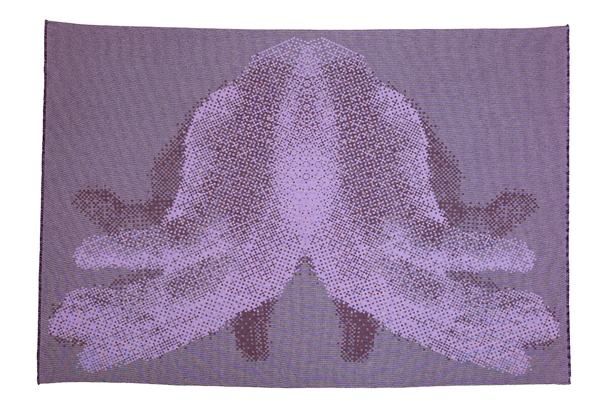Rechteckige textile Arbeit in Violetttönen mit einer symmetrischen, aus Punkten aufgebauten abstrakten Form, die an eine Blüte oder organische Struktur erinnert.