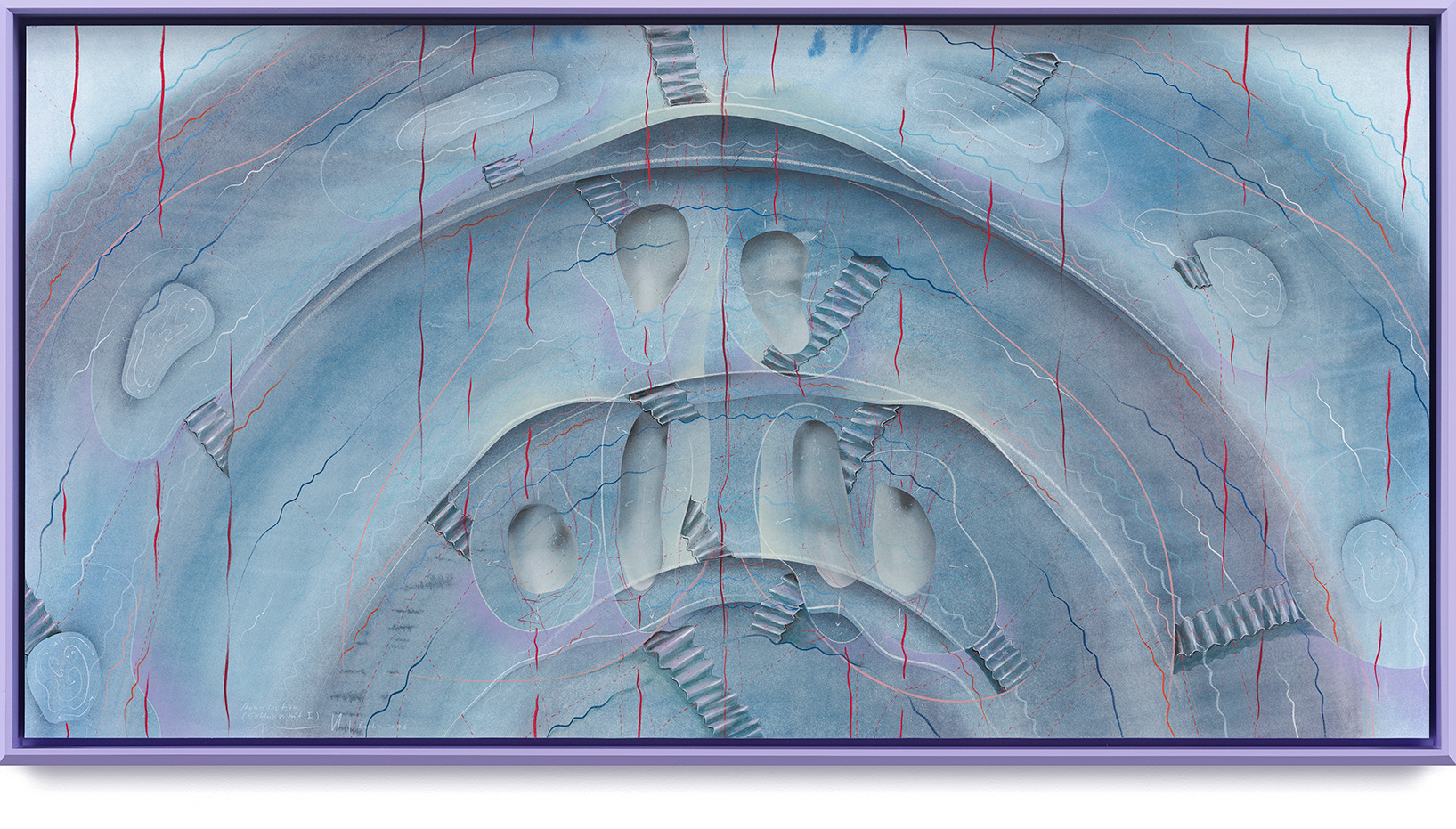 Ein großformatiges abstraktes Gemälde in kühlen Blau- und Grautönen mit geschwungenen, reliefartigen Formen, feinen Linien und roten vertikalen Akzenten, gerahmt an einer weißen Wand.