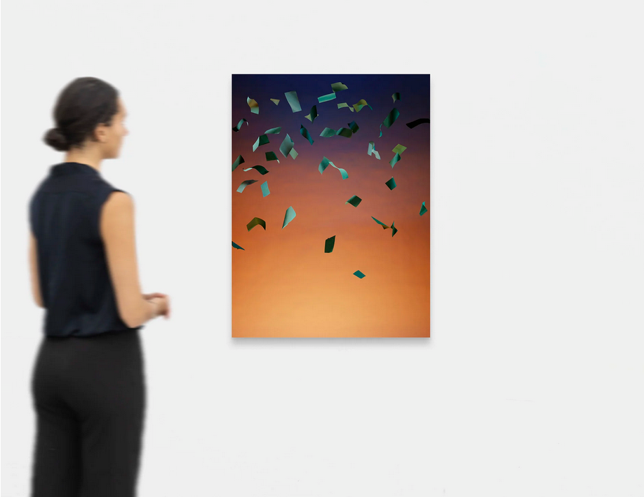 Eine Person steht vor einem an der Wand hängenden Bild und betrachtet es; das Bild zeigt einen Farbverlauf von Orange zu Dunkelblau mit schwebenden, abstrakten Formen.