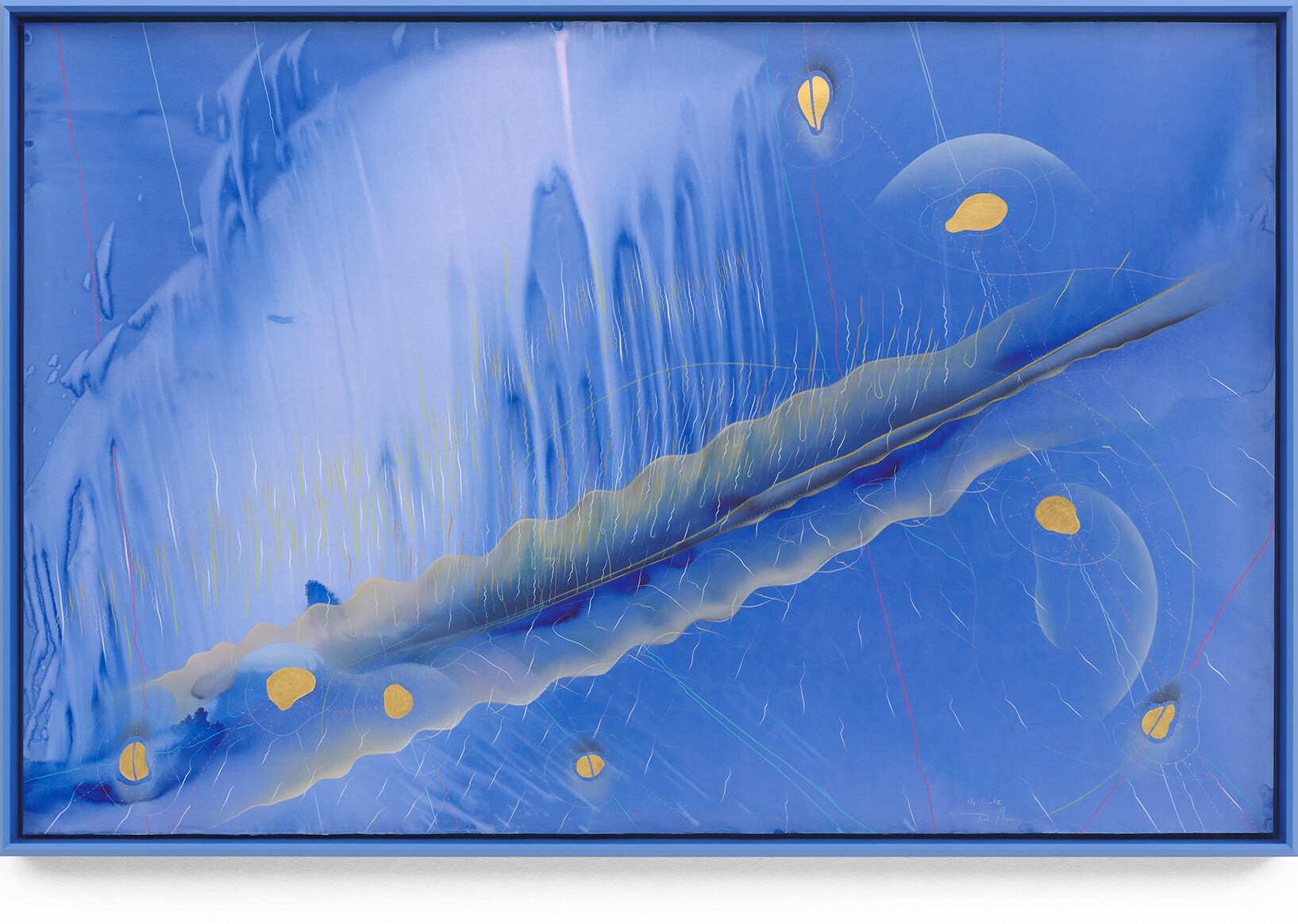 Ein großformatiges abstraktes Gemälde in überwiegend blauen Tönen mit fließenden Farbverläufen, vertikalen Linien und organischen Formen; mehrere gelbe, tropfenartige Elemente sind über die Fläche verteilt.
