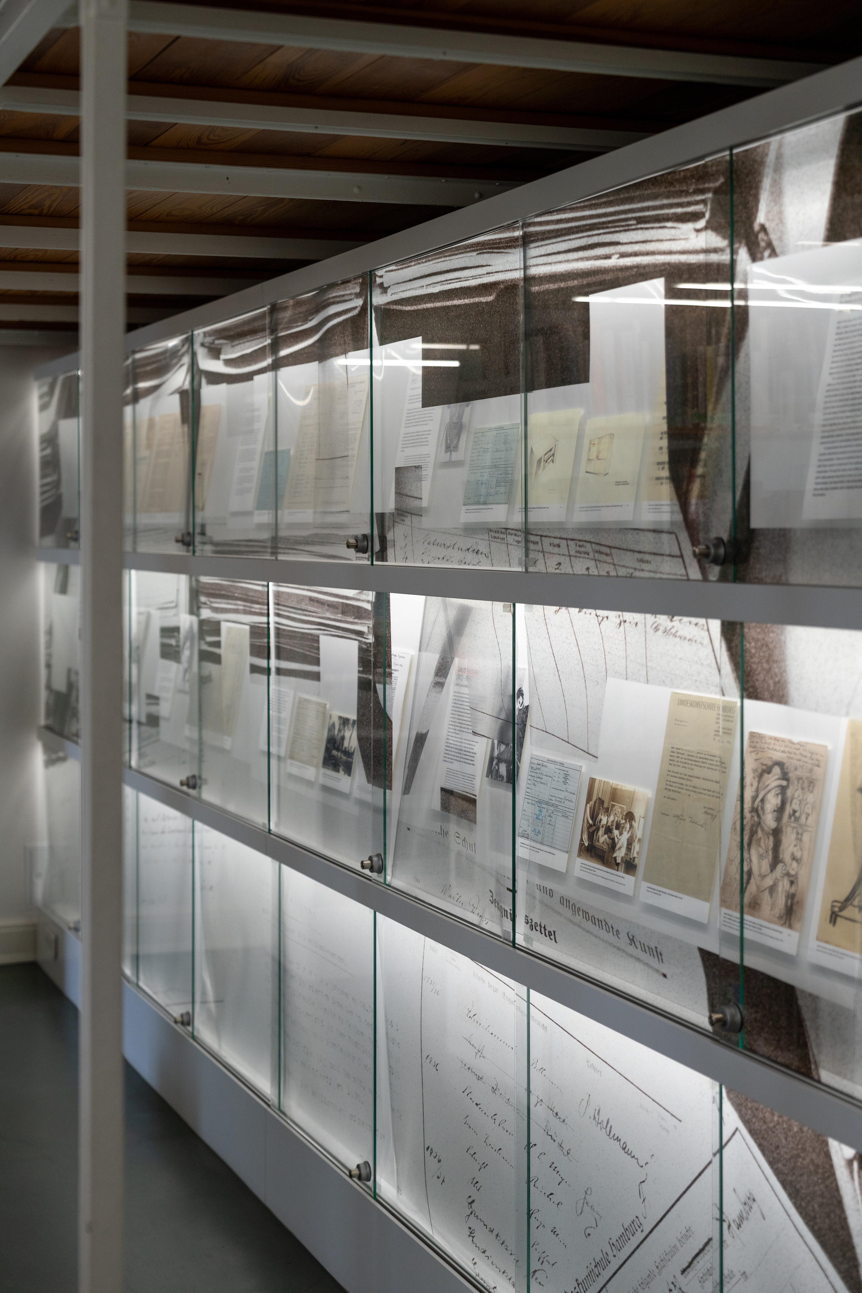 Nahaufnahme eines historischen Schreibens der Hansischen Hochschule für bildende Künste Hamburg aus dem Jahr 1937. Das Dokument mit rotem Briefkopf, handschriftlichen Vermerken und Stempeln ist Teil einer Ausstellung mit Archivmaterialien zur Geschichte der Hochschule im Nationalsozialismus.