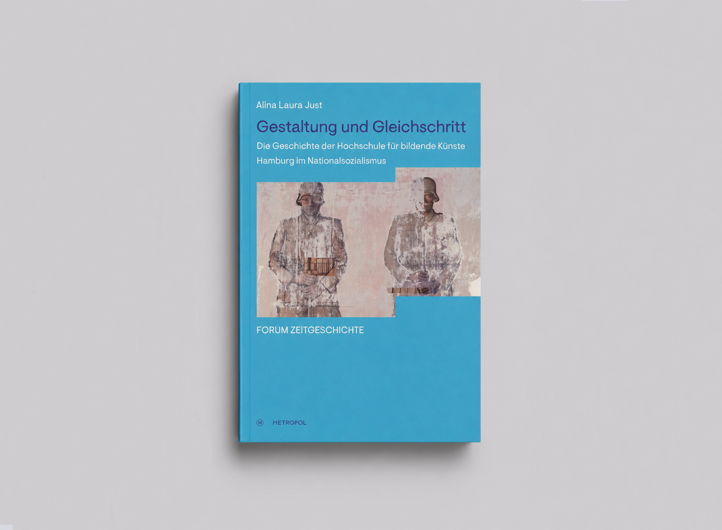 Das Buch Gestaltung und Gleichschritt. Die Geschichte der Hochschule für bildende Künste Hamburg im Nationalsozialismus von Alina Laura Just liegt freigestellt vor einem hellgrauen Hintergrund. Das türkisfarbene Cover zeigt den Titel in dunkler Schrift sowie eine historische Abbildung zweier uniformierter Figuren. Das Buch wirft einen dezenten Schatten und ist frontal fotografiert.