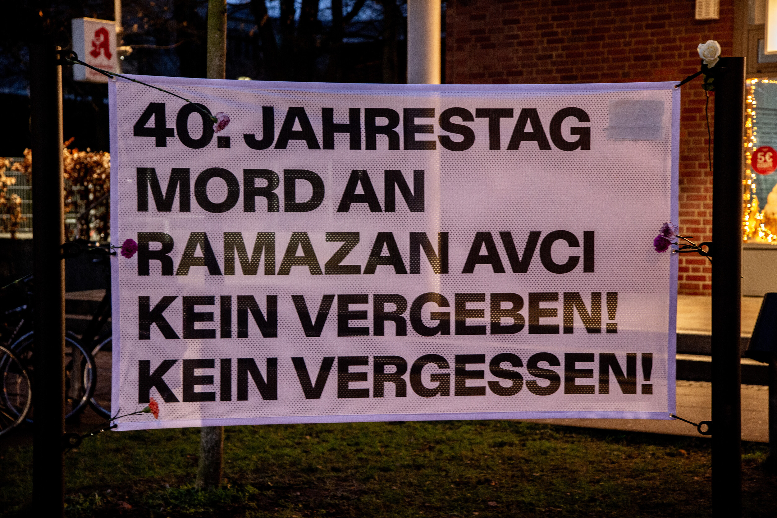 Banner zum 40. Jahrestag der Ermordung von Ramazan Avcı mit der Aufschrift „Kein Vergeben! Kein Vergessen!“.