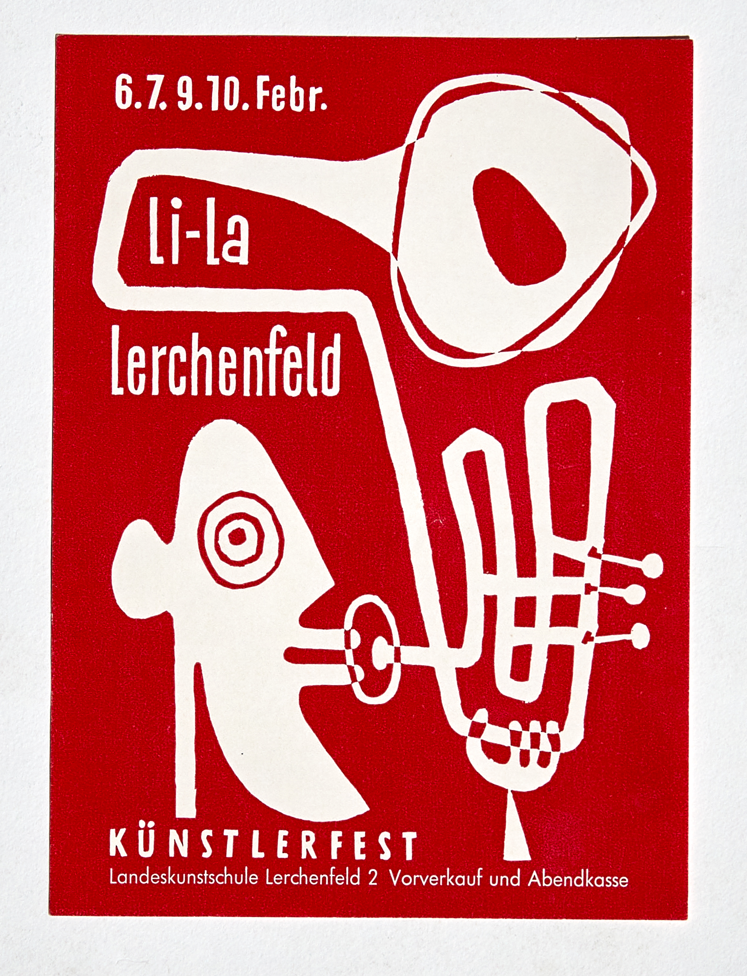 Abstrakte rot-weiße Grafik mit stilisiertem Gesicht, das in ein Blasinstrument bläst, und Text.