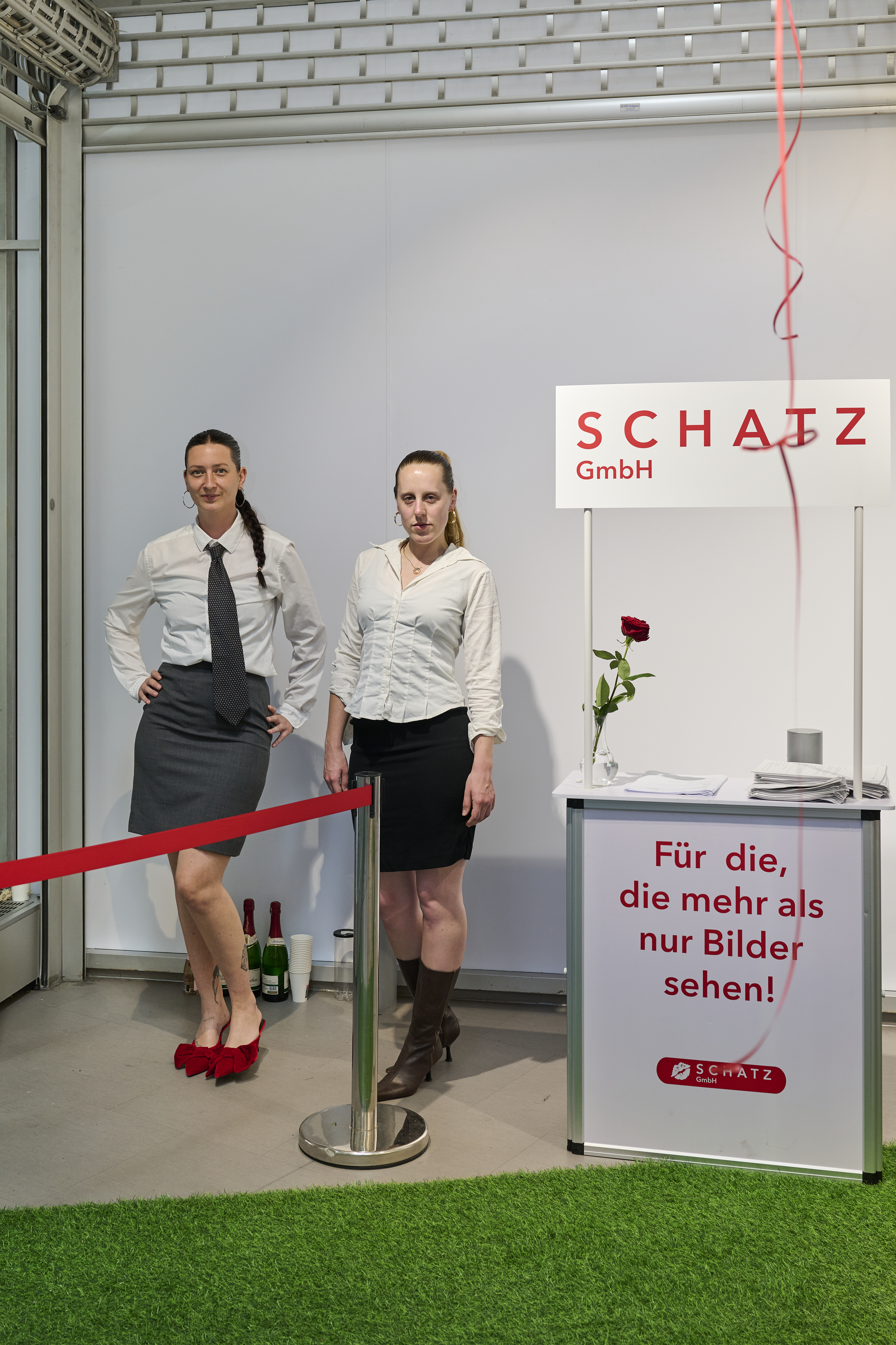 Two women are standing at an information stand belonging to Schatz GmbH.