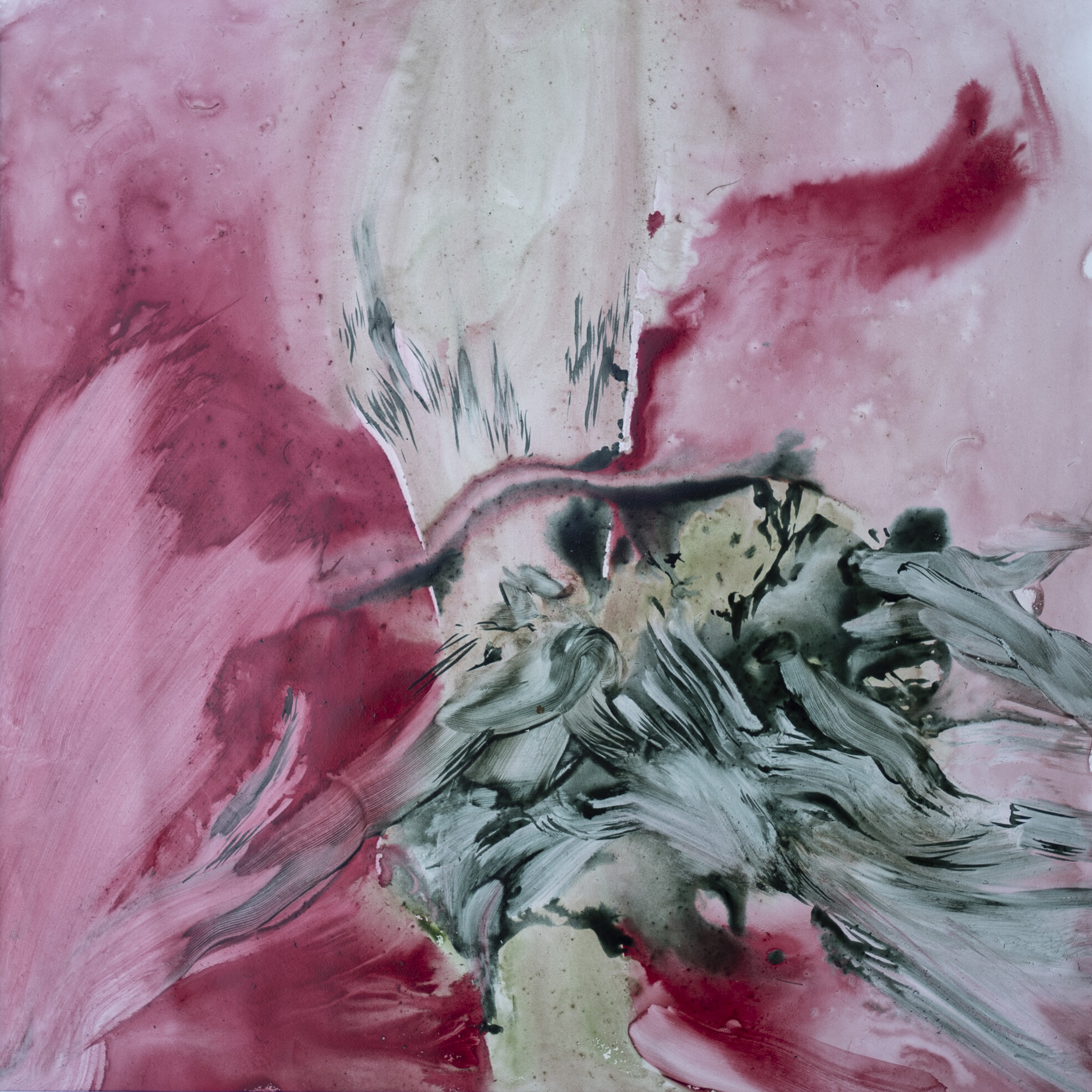 Abstraktes Gemälde in Rosa- und Rottönen mit verlaufenden Farbflächen. In der Mitte und im unteren Bereich ziehen sich graue, dynamische Pinselstriche und dunkle Farbakzente über die Leinwand, die sich mit den fließenden roten Partien vermischen.
