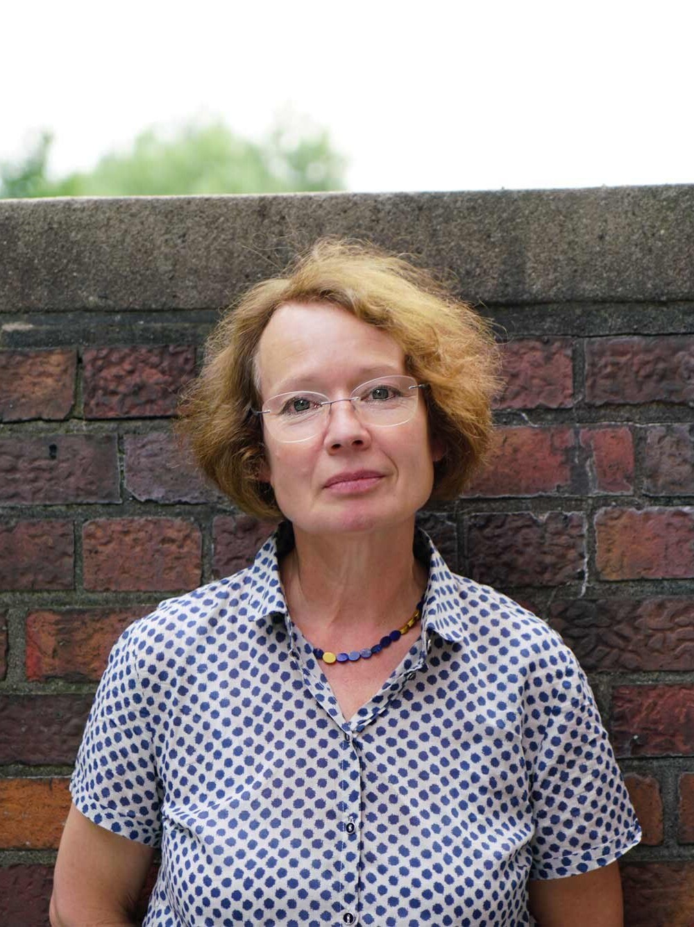 Porträt einer Person im Außenraum.