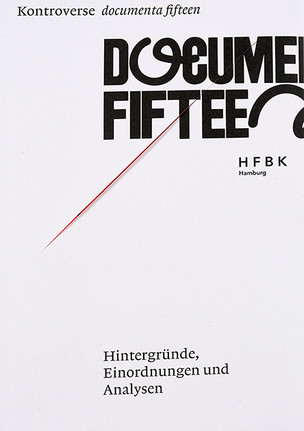 Buchcover mit weißem Hintergrund und klarer Typografie. Oben steht „Kontroverse documenta fifteen“. Darunter groß und schwarz das Logo „DOCUMENTA FIFTEEN“, teils grafisch verfremdet, mit einer diagonalen roten Linie, die über das Cover verläuft. Rechts daneben steht „HFBK Hamburg“. Unten der Untertitel: „Hintergründe, Einordnungen und Analysen“.