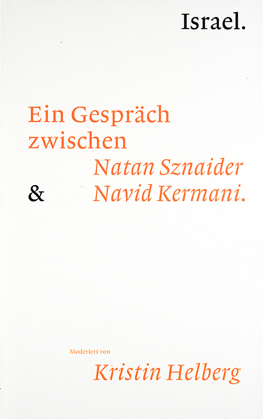 Buchcover mit weißem Hintergrund und minimalistischer Typografie. Oben steht „Israel.“ in schwarzer Schrift. Darunter in orange: „Ein Gespräch zwischen Natan Sznaider & Navid Kermani.“ Unten kleiner gesetzt: „Moderiert von Kristin Helberg.“ Klare, reduzierte Gestaltung in Schwarz und Orange.