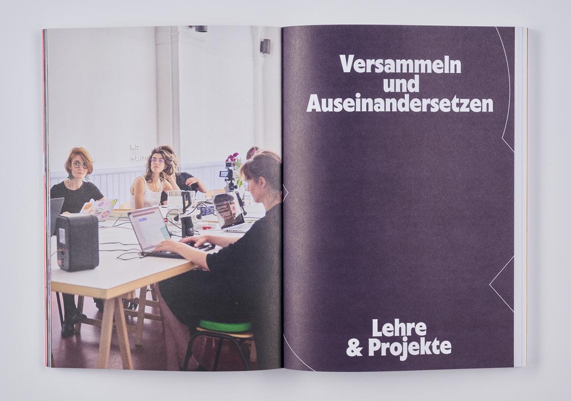 Doppelseite einer Broschüre oder eines Magazins. Links ist ein Foto von mehreren Personen zu sehen, die an einem Tisch mit Laptops arbeiten und sich austauschen. Rechts steht auf einer dunklen Seite in großer weißer Schrift „Versammeln und Auseinandersetzen“ sowie unten „Lehre & Projekte“.