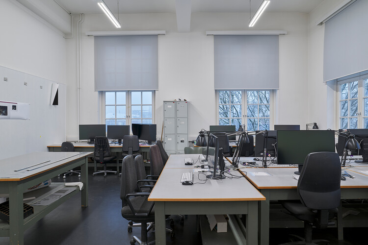 Viele Tische mit Stühlen und Computer-Monitoren