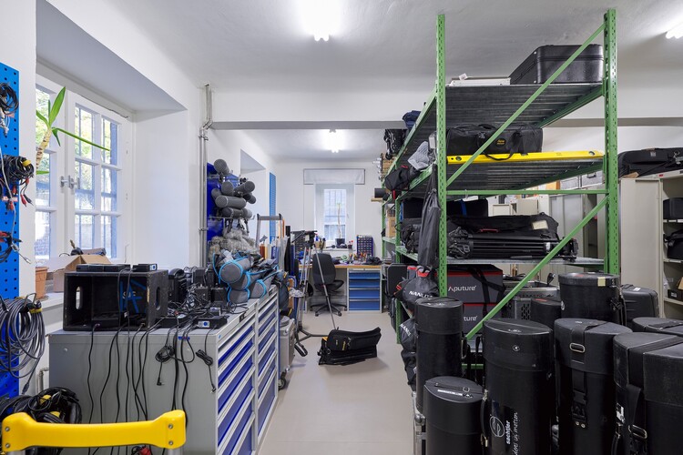 Ein Raum voller Technikzubehör für Filmproduktionen