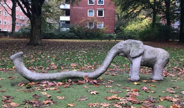 Eine Skulptur eines kleinen Elefanten, dass als Klettergerüst fungiert, in einem Park in Hamburg